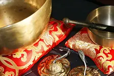 Klangreise mit Klangschalen, Gongs und Zimbeln mit Manuela Wende