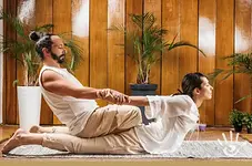 Tantra meets Thai Yoga Massage – Bewusste Berührung trifft fließende Körperenergie mit Lydia Demmler
