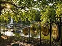 Floating Gong Bath auf dem Teich am Palmengarten mit Thomas Becher & Team
