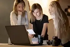 Beginn Gruppenprogramm „Frieden schließen mit deinen Geldgeschichten” mit Jana Rozsypalová (Die Füllekünstlerin)